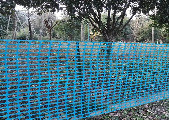 Aká je nevyhnutnosť bezpečnostných plotov na verejných miestach?